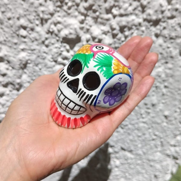 Petit crâne en céramique magnifiquement peint à la main avec amour au Mexique par un artiste traditionnel Huichol | Jour des morts Sugar Skull Decor UK EU