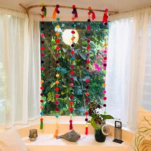 Guirnaldas de pompones de colores, decoraciones bohemias mexicanas, decoración del hogar hecha a mano, vibrantes adornos para colgar en la pared, decoración para habitación infantil, accesorios bohemios para dormitorio. imagen 7