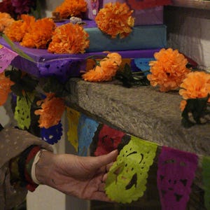 Actual mini día de muertos bunting flag size
