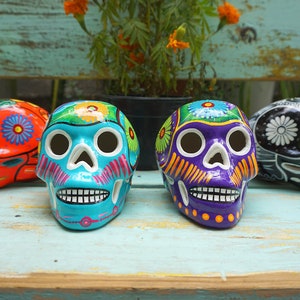 Keramische suikerschedels, set van 12 middelgrote veelkleurige keramische schedels, decor Dag van de Doden, handgeschilderd in Mexico, verzonden vanuit VK