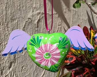 Adornos colgantes mexicanos en forma de corazón alado (20 unidades), ideales como recuerdos de boda o regalo de Navidad. Elaborados con cintas de seda de colores para colgar.