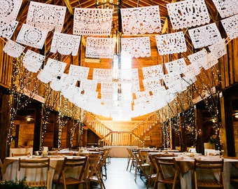 Guirnaldas de papel picado para bodas, hechas a medida para adaptarse a tu lugar de celebración. Decoración elegante y de ensueño para la recepción de tu boda. Hechas a mano con cariño en México/EE. UU.