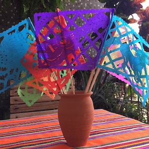 Decorazioni per feste con bandiere di carta sventolanti a mano in stile Fiesta messicana / Confezione da 12 bandiere da 15 cm x 12 cm (5,9 pollici x 4,7 pollici) ciascuna / Fantastica decorazione per feste a tema Coco