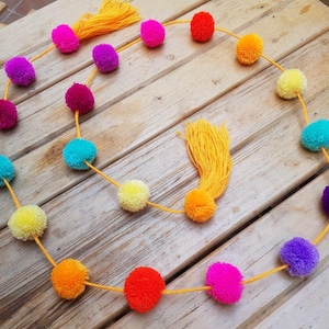 1 Pom Pom Party Bag Filler Event Birthday Wedding Hen Party Favours | One 1.50m/5ft Long Colourful Gift Wrapped Garland | Bulk Discounts UK