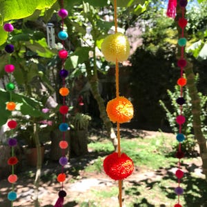 Guirnaldas de pompones de colores, decoraciones bohemias mexicanas, decoración del hogar hecha a mano, vibrantes adornos para colgar en la pared, decoración para habitación infantil, accesorios bohemios para dormitorio. imagen 6