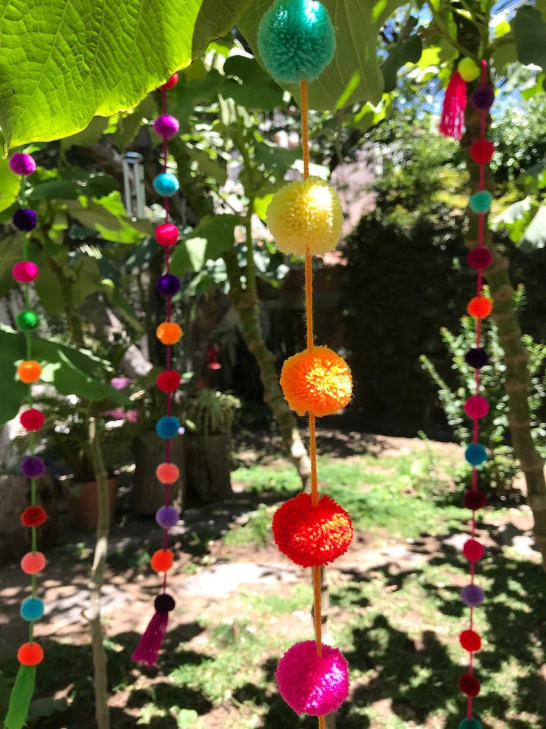 Guirnaldas de pompones de colores, decoraciones bohemias mexicanas, decoración del hogar hecha a mano, vibrantes adornos para colgar en la pared, decoración para habitación infantil, accesorios bohemios para dormitorio. imagen 6