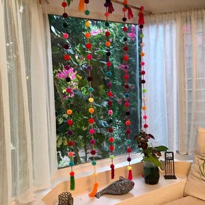 Guirnaldas de pompones de colores, decoraciones bohemias mexicanas, decoración del hogar hecha a mano, vibrantes adornos para colgar en la pared, decoración para habitación infantil, accesorios bohemios para dormitorio. imagen 8