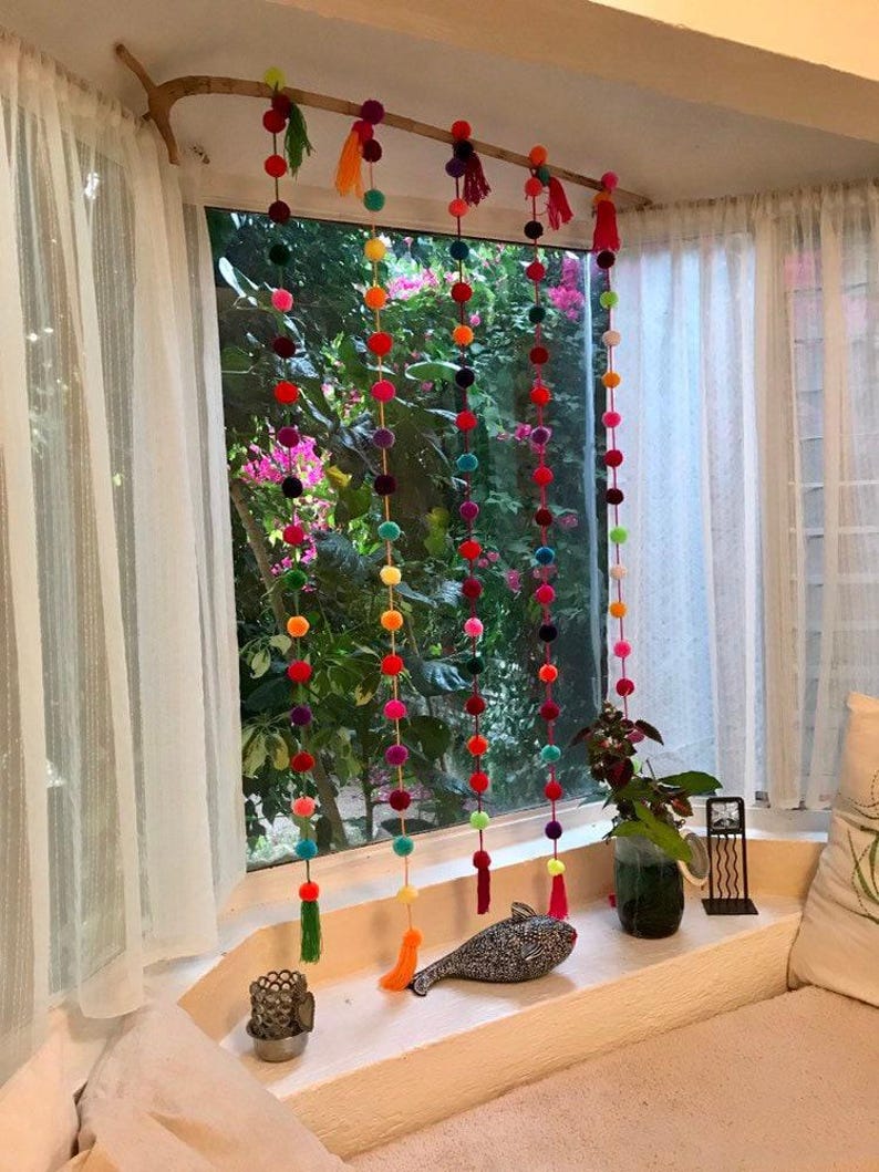 Guirnaldas de pompones de colores, decoraciones bohemias mexicanas, decoración del hogar hecha a mano, vibrantes adornos para colgar en la pared, decoración para habitación infantil, accesorios bohemios para dormitorio. imagen 8