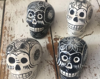 Ceramic Skull Ornaments Day of the Dead Decoration Halloween Party Decor Mexican Art Sugar Skull Wedding Table Accent Black White Bulk Decor