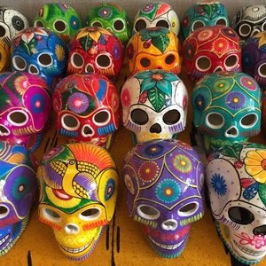 Groothandel Mexicaanse keramische schedels Set van 144 veelkleurige keramische schedels Decor Day of the Dead, handgeschilderd in Mexico GRATIS VERZENDING IN DE VS