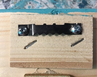Hanger for back of sign-sawtooth