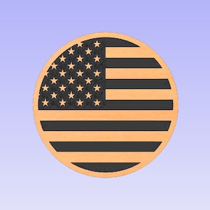 Op de afbeelding: Een ronde houten snijwerk van de Amerikaanse vlag. Het ontwerp toont de sterren en strepen in een cirkelvormig formaat. De sterren staan in de linkerbovenhoek en de strepen wisselen af tussen zwart en natuurlijk hout.