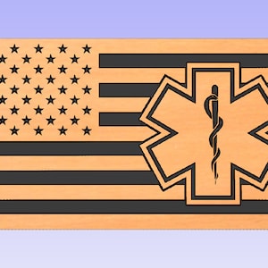 Könnte beinhalten: Eine amerikanische Holzflagge mit einem schwarzen Stern-des-Lebens-Symbol in der Mitte. Die Flagge ist aus Holz und hat eine natürliche Holzoptik.