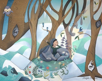Puede incluir: Una ilustración caprichosa de una persona sentada en una roca en un bosque nevado. La persona lleva un sombrero azul y una chaqueta verde. El bosque está lleno de árboles, pájaros y flores. El cielo es azul con estrellas. La imagen está pintada en una paleta de colores suaves y apagados.