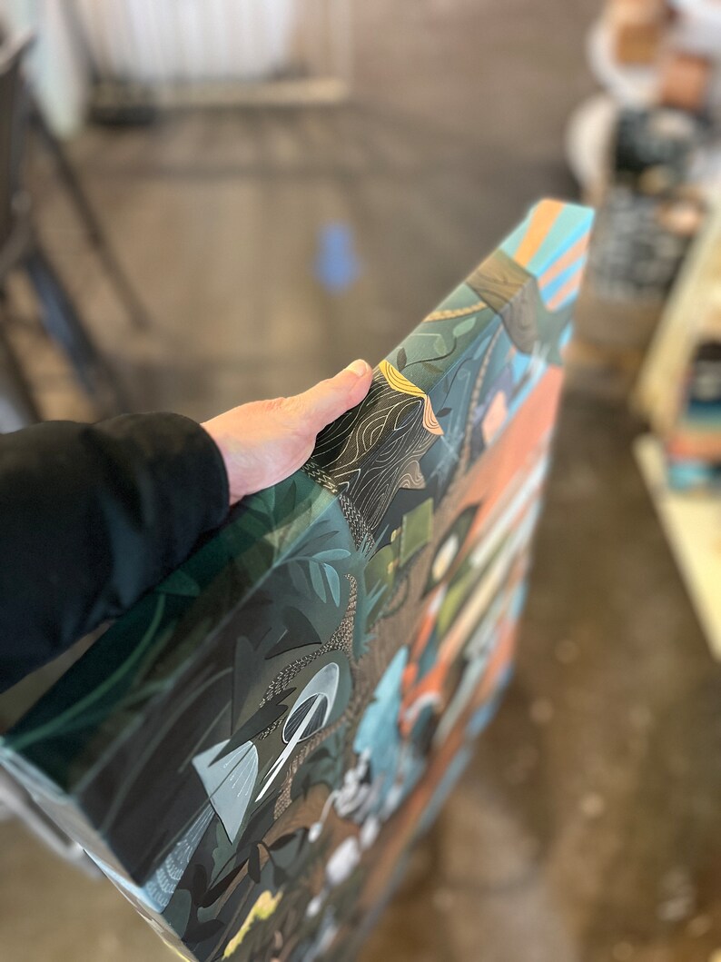 Pu&ograve; includere: Una stampa su tela con un design astratto colorato che presenta una variet&agrave; di forme e motivi. Il design include sfumature di verde, blu, arancione e giallo. La stampa &egrave; incorniciata da un bordo nero.