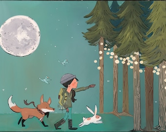 Puede incluir: Una niña con una mochila camina por un bosque de noche con un zorro y un conejo. La luna está llena y hay luces de cadena colgadas de los árboles.