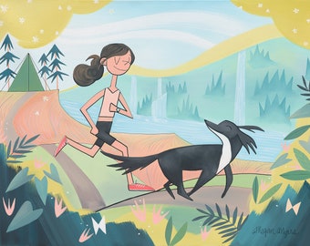 Pode incluir: Uma mulher com uma camiseta rosa e shorts pretos corre com um cão preto e branco por uma trilha em uma floresta. O fundo apresenta uma cachoeira e uma barraca verde.