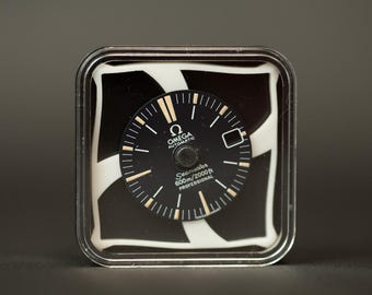 Contenedor cuadrado para guardar la esfera del reloj fabricado en Suiza