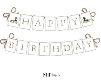 Puede incluir: Una pancarta verde y marrón con las palabras "Feliz cumpleaños" y dos imágenes de patos. La pancarta está atada con un cordel.