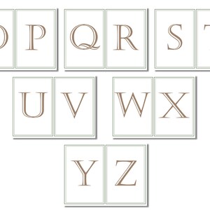 Pu&ograve; includere: Un set di carte con le lettere dell'alfabeto con un contorno marrone e uno sfondo bianco. Le lettere sono in un carattere serif e sono disposte in ordine alfabetico.