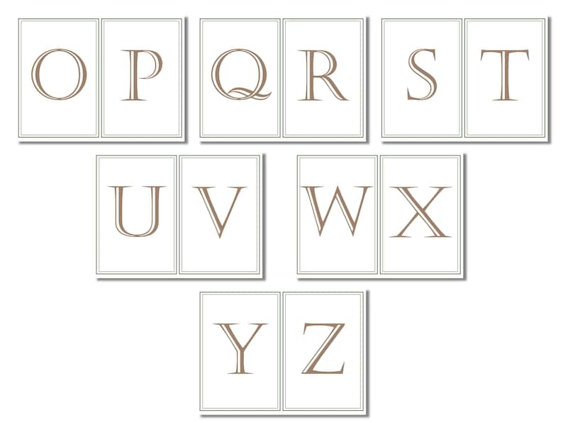 Pu&ograve; includere: Un set di carte con le lettere dell'alfabeto con un contorno marrone e uno sfondo bianco. Le lettere sono in un carattere serif e sono disposte in ordine alfabetico.
