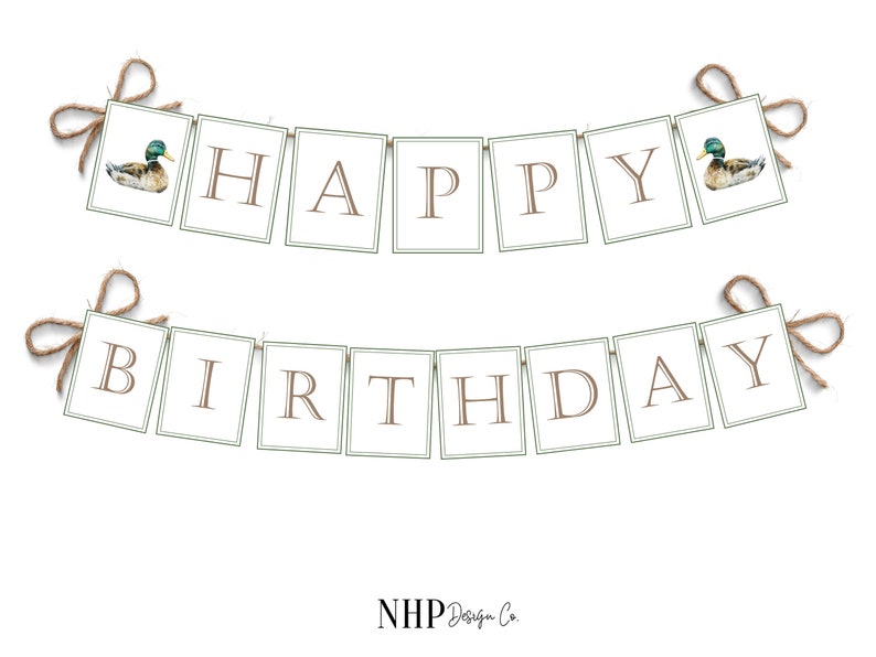 Pu&ograve; includere: Uno striscione verde e marrone con le parole "Buon compleanno" e due immagini di anatre. Lo striscione &egrave; legato con uno spago.