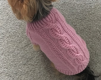 Patrón de tejer - Perro rosa, suéter de gato, Top-Down, suéter para perros, ropa para mascotas, cable, perrito, proyecto de bricolaje, tejido, yorkie, mascotas, pequeño