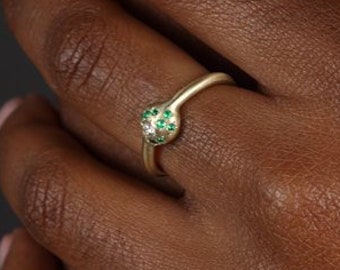 Smaragdgroene verlovingsring met 9 smaragden en 1 witte diamant in 14 kt geelgoud