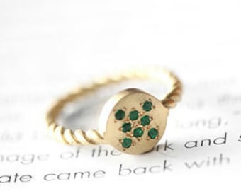 Smaragdgouden ring met 8 smaragden van 14 kt geelgoud