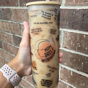 Taza de cristal con afirmación diaria para mamá | Regalo para mamá | Taza para café helado | Regalo del Día de la Madre | Regalo para el bienestar mental de mamá