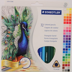 Puede incluir: Una caja de 72 lápices de colores Staedtler. La caja presenta una colorida ilustración de un pavo real. El texto en la caja incluye "Lápices de colores", "Cuerpo triangular" y "Oro y Plata incluidos". Los lápices tienen forma triangular.