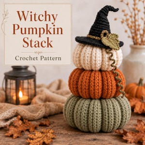 Pode incluir: Um padrão de crochê intitulado Witchy Pumpkin Stack apresentando uma pilha de três abóboras em creme, laranja e verde sálvia. A abóbora creme do topo usa um chapéu de bruxa preto com uma pequena folha verde e um detalhe de vinha.