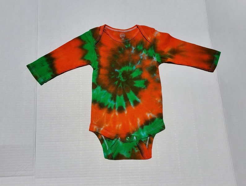 Tie Dye 6-9 Month Long Sleeve BabyInfantToddlerKids Spiral OnesieBodysuit in Orange and Green tye dye