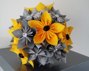 bouquet origami kusudama (lino grigio, strass e nastro giallo)