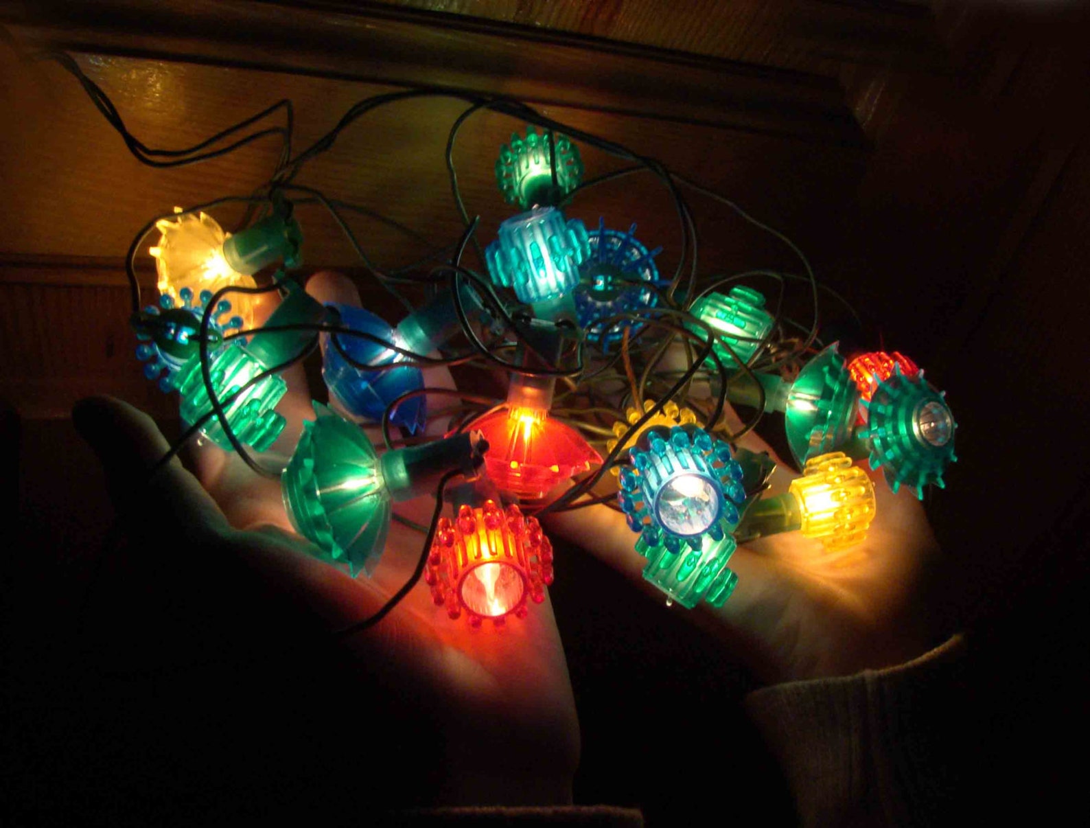 гирлянда светодиодная тм "ecolux" 10 метров, 8 режимов, 100 ламп. огоньки гирлянды. гирлянда на елку. каждая лампочка елочной гирлянды. калькулятор длины гирлянды на елку.