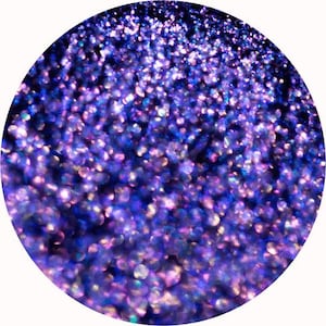 Puede incluir: Imagen de primer plano de un diseño circular lleno de purpurina morada brillante. Las partículas de purpurina están densamente empaquetadas, creando un efecto brillante con reflejos azules y rosas. El efecto general es una textura vibrante y llamativa.
