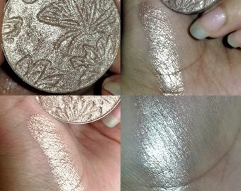 BLING BLING Honey.A neutral champagne with cool peach undertones.Our most BLINDING highlighter yet.No glitter. Perfect for all skin tones