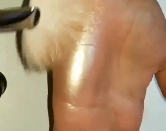 BLING BLING Honey.Ein neutraler Champagner mit kühlen Pfirsich-Untertönen.Unser BLINDING Highlighter aller Zeiten.Kein Glitter. Perfekt für alle Hauttöne