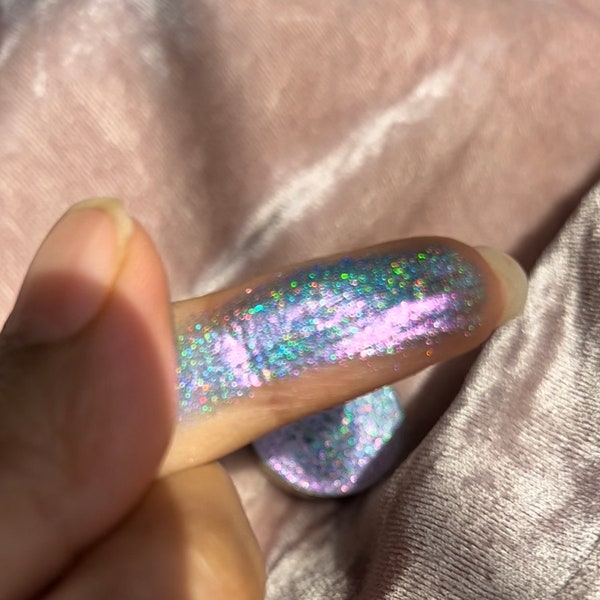 LUCID HOLO. Holographic shifting pressed pigment