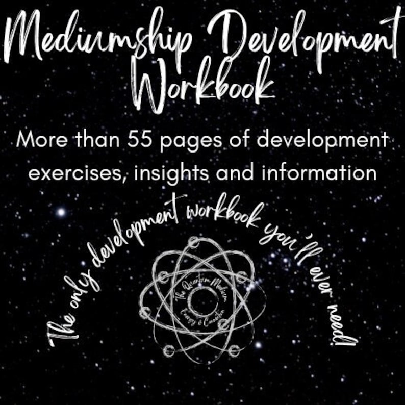 Op de afbeelding: Zwart-witte afbeelding van een sterrenstelsel met witte tekst die "Mediumship Development Workbook" en "Meer dan 55 pagina's met ontwikkelings oefeningen, inzichten en informatie. Het enige ontwikkelingswerkboek dat je ooit nodig zult hebben!" luidt.