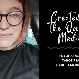 Op de afbeelding: Een vrouw met roze haar en een bril is afgebeeld voor een zwarte achtergrond met witte tekst die "Created by The Quantum Medium" en "PSYCHISCH MEDIUM/TAROTLEZER/PSYCHISCH MEDIUM TUTOR" luidt.