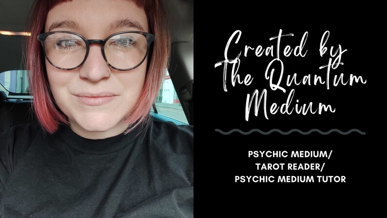 Op de afbeelding: Een vrouw met roze haar en een bril is afgebeeld voor een zwarte achtergrond met witte tekst die "Created by The Quantum Medium" en "PSYCHISCH MEDIUM/TAROTLEZER/PSYCHISCH MEDIUM TUTOR" luidt.
