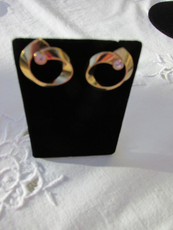 Lovely Gold Circle Post Earrings - image 4