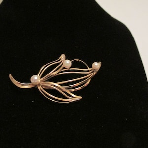 Delicate Leaf Gold Brooch