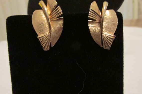 Sale Wispy Lovely Gold Leaf Clip on Earrings - image 1