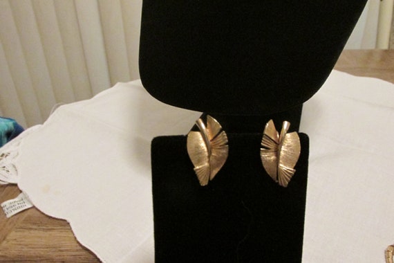 Sale Wispy Lovely Gold Leaf Clip on Earrings - image 2