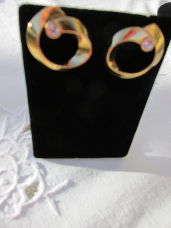 Lovely Gold Circle Post Earrings - image 2
