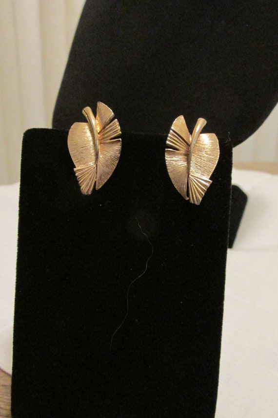 Sale Wispy Lovely Gold Leaf Clip on Earrings - image 3