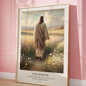 Puede incluir: Impresi&oacute;n art&iacute;stica enmarcada que representa una figura caminando por un campo de flores. La obra de arte utiliza colores c&aacute;lidos y una iluminaci&oacute;n suave. El texto "WALK WITH ME" y un vers&iacute;culo b&iacute;blico se muestran en la parte inferior.