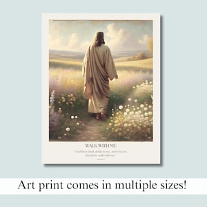 Puede incluir: L&aacute;mina art&iacute;stica que representa una figura con una t&uacute;nica fluida caminando por un campo de flores. La obra de arte tiene una paleta de colores suaves y pastel con el texto "WALK WITH ME". La impresi&oacute;n est&aacute; disponible en m&uacute;ltiples tama&ntilde;os.